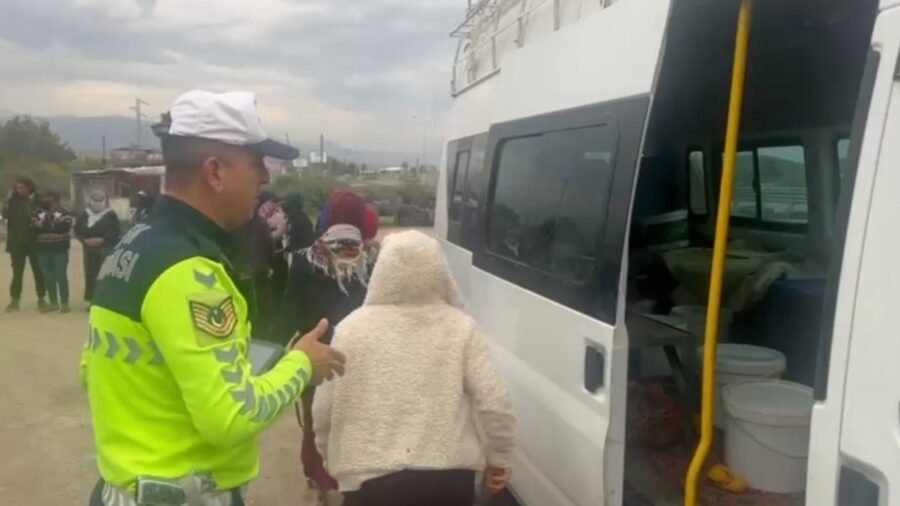 Osmaniye’de tarım işçilerini taşıyan 15 kişilik servisten 30 kişi çıktı